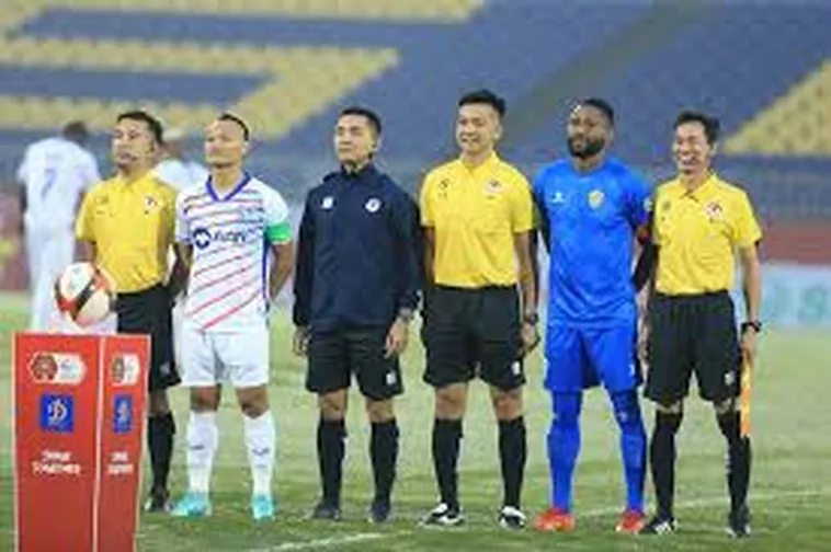 Tìm Hiểu Chi Tiết Vai Trò Của Trợ Lý Trọng Tài Bóng Đá